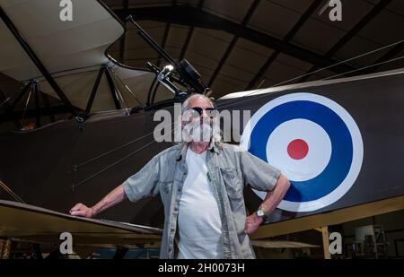 Senior man bei der Replik WWI Sopwith 1 1/2 Strutter Flugzeug Doppeldecker im Bau von Aviation Preservation Society of Scotland, East Lothian, UK Stockfoto