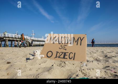 Sopot, Polen. Oktober 2021. Demonstranten vor dem Banner "Wir machen uns Sorgen über die Kinder" sind am 10. Oktober 2021 in Sopot, Polen, zu sehen.Menschen protestieren unter dem Motto: Bringt die Kinder nicht in den Wald. Sie protestieren gegen die Politik der polnischen Regierung, Flüchtlinge aus dem Irak, Afghanistan und anderen Ländern, die mit kleinen Kindern aus Belarus in den Wald an der Grenze zu Belarus kommen, zu drängen. Die polnische Regierung verweigert ihnen internationalen Schutz und transportiert sie illegal in den Wald, um sie ins Ausland zu drängen. Quelle: Vadim Pacajev/Alamy Live News Stockfoto