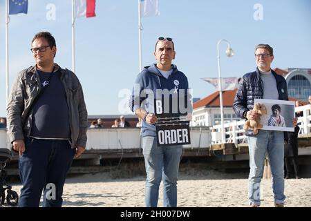 Sopot, Polen 10. Oktober 2021 in Sopot, Polen, wird am 10. Oktober 2021 ein Protestler mit dem als Stacheldraht stilisierten „Grenzbanner“ in Form einer weißrussischen Stickerei gesehen, bei dem die Menschen unter dem Motto protestieren: Bringen Sie die Kinder nicht in den Wald. Sie protestieren gegen die Politik der polnischen Regierung, Flüchtlinge aus dem Irak, Afghanistan und anderen Ländern, die mit kleinen Kindern aus Belarus in den Wald an der Grenze zu Belarus kommen, zu drängen. Die polnische Regierung verweigert ihnen internationalen Schutz und transportiert sie illegal in den Wald, um sie ins Ausland zu drängen. Quelle: Vadim Pacajev/Alamy L. Stockfoto