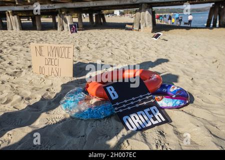 Sopot, Polen. Oktober 2021. Das als Stacheldraht stilisierte „Border“-Banner in Form von weißrussischer Stickerei ist am 10. Oktober in Sopot, Polen, zu sehen.2021 Menschen protestieren unter dem Motto: Bringt die Kinder nicht in den Wald. Sie protestieren gegen die Politik der polnischen Regierung, Flüchtlinge aus dem Irak, Afghanistan und anderen Ländern, die mit kleinen Kindern aus Belarus in den Wald an der Grenze zu Belarus kommen, zu drängen. Die polnische Regierung verweigert ihnen internationalen Schutz und transportiert sie illegal in den Wald, um sie ins Ausland zu drängen. Quelle: Vadim Pacajev/Alamy Live News Stockfoto