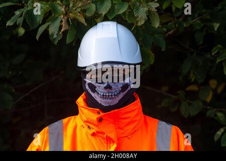 Aylesbury Valle, Großbritannien. Oktober 2021. Einige HS2 tragen gerne bedrohliche Gesichtsmasken. Die für HS2 arbeitenden Gerichtsvollzieher des National Eviction Teams, unterstützt von HS2 Security und der Polizei von Thames Valley, versuchten heute Morgen beim KRIEG gegen das Lager HS2, in großen Waldfestungen verdeckte Anti-HS2-Demonstranten zu vertreiben. Das Land vor der A413 vor den Toren Wendovers gehört dem Buckinghamshire Council, wurde aber durch Gerichtsbeschluss von HS2 Ltd. Beschlagnahmt. Der Bau der Hochgeschwindigkeitsstrecke Rail 2 hat verheerende Auswirkungen auf Wald- und Wildtiergebiete in Wendover. Quelle: Maureen McLean/Alamy Live News Stockfoto