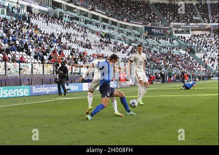 Turin, Italien. Oktober 2021. Domenico Berardi (Italien) und Jan Vertonghen (Belgien) während der UEFA Nations League, dem dritten Platz im Fußballspiel zwischen Italien und Belgien am 10. Oktober 2021 im Allianz-Stadion in Turin, Italien - Foto Nderim Kaceli/DPPI Credit: DPPI Media/Alamy Live News Stockfoto