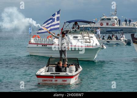 Zakinthos, Griechenland. Oktober 2021. Eine kleine Flotte von Booten vor der Küste von Zakinthos, die heute den 450. Jahrestag der Schlacht von Lepanto im Jahr 1571 feiert, als eine Flotte der Heiligen Liga, einer Koalition katholischer Staaten, die von Papst Pius V. arrangiert wurde, Hat der Flotte des Osmanischen Reiches im Golf von Patras eine schwere Niederlage zugefügt. Es war das letzte große Seeeinsatz in der westlichen Welt, das fast vollständig zwischen Ruderschiffen bekämpft wurde, und war ein Wendepunkt der militärischen Expansion der Osmanen in das Mittelmeer. Kredit: Andrew Hasson/Alamy Live Nachrichten Stockfoto