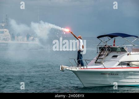 Zakinthos, Griechenland. Oktober 2021. Eine kleine Flotte von Booten vor der Küste von Zakinthos, die heute den 450. Jahrestag der Schlacht von Lepanto im Jahr 1571 feiert, als eine Flotte der Heiligen Liga, einer Koalition katholischer Staaten, die von Papst Pius V. arrangiert wurde, Hat der Flotte des Osmanischen Reiches im Golf von Patras eine schwere Niederlage zugefügt. Es war das letzte große Seeeinsatz in der westlichen Welt, das fast vollständig zwischen Ruderschiffen bekämpft wurde, und war ein Wendepunkt der militärischen Expansion der Osmanen in das Mittelmeer. Kredit: Andrew Hasson/Alamy Live Nachrichten Stockfoto