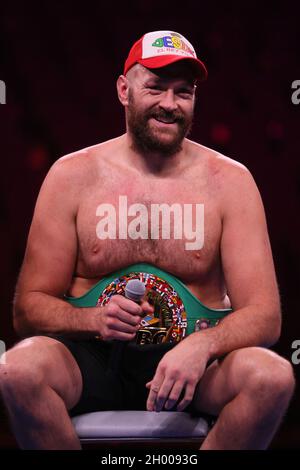 Las Vegas, Usa. Oktober 2021. Gewinner Tyson Fury spricht am Samstag, den 9. Oktober 2021, in der T-Mobile Arena in Las Vegas, Nevada, bei einer Pressekonferenz nach dem Kampf zum 12-Runden-Schwergewicht-Boxkampf Tyson Fury gegen Deontay Wilder III an die Medien. Foto von James Atoa/UPI Credit: UPI/Alamy Live News Stockfoto