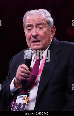 Las Vegas, Usa. Oktober 2021. Promoter Bob Arum spricht während der Pressekonferenz nach dem Kampf zum Tyson Fury gegen Deontay Wilder III 12-Runden-Schwergewicht-Boxkampf in der T-Mobile Arena in Las Vegas, Nevada, am Samstag, den 9. Oktober 2021, an die Medien. Foto von James Atoa/UPI Credit: UPI/Alamy Live News Stockfoto