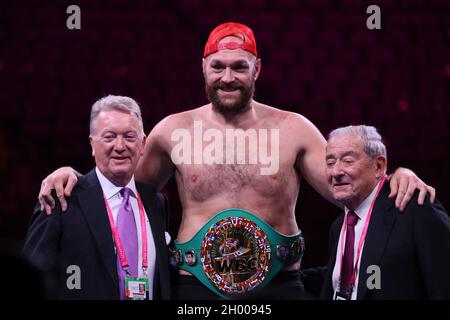 Las Vegas, Usa. Oktober 2021. Tyson Fury (Mitte) posiert für Fotos mit den Boxpromotern Frank Warren und Bob Arum auf einer Pressekonferenz nach dem Kampf zum Tyson Fury gegen Deontay Wilder III 12-Runden-Schwergewicht-Boxkampf, am Samstag, den 9. Oktober 2021, in der T-Mobile Arena in Las Vegas, Nevada. Foto von James Atoa/UPI Credit: UPI/Alamy Live News Stockfoto