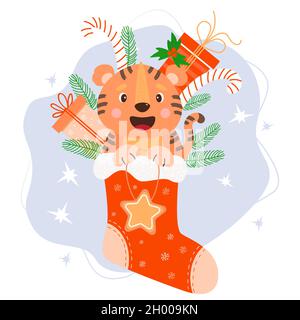 Weihnachtsstrumpf mit lächelndem niedlichen Tiger mit Geschenken, Lebkuchen und gestreiftem Karamell und Zweigen von Weihnachtsbaum und Mistel. vektor-Illustration. Stock Vektor