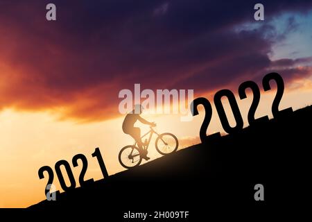 2022 Neujahrskonzept mit der Silhouette eines Fahrradfahrers. Hochwertige Fotos
