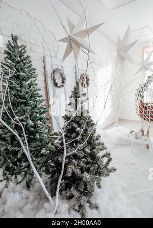 Weihnachtsbaum mit Geschenkschachteln. Neujahrsschmuck. Luxuriöse Neujahrsgestaltung. Stockfoto
