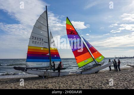 Oslonino, Polen, 3. Oktober. 2021 Katamaransegler an der Küste der Ostsee (Puck Bay) werden am 3. Oktober in Mechelinki, Polen, gesehen 2021 Menschen genießen sonniges, warmes Herbstwetter beim Spazierengehen an den Ostseestränden und treiben Wassersport Credit: Vadim Pacajev/Alamy Live News Stockfoto