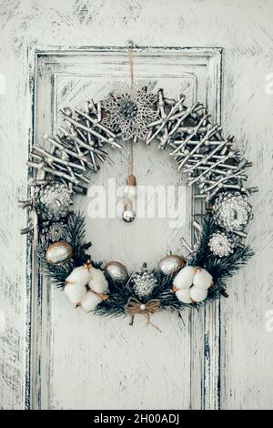 Weihnachtskranz auf Holzhintergrund. Weihnachtsdekor handgefertigt. Oben Stockfoto