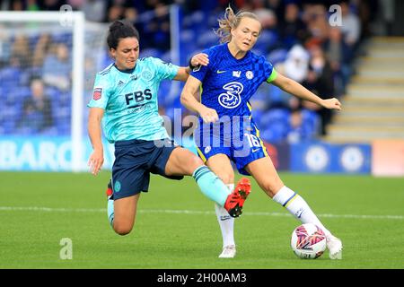 Kingston upon Thames, Großbritannien. Oktober 2021. Magdalena Eriksson von Chelsea Women (R) wird von Natasha Flint von Leicester City Women (L) in Angriff genommen. Barclays FA Women's Super League Match, Chelsea Women gegen Leicester City Women in Kingsmeadow, Kingston upon Thames am Sonntag, den 10. Oktober 2021. Dieses Bild darf nur für redaktionelle Zwecke verwendet werden. Nur zur redaktionellen Verwendung, Lizenz für kommerzielle Nutzung erforderlich. Keine Verwendung bei Wetten, Spielen oder Veröffentlichungen in einem Club/einer Liga/einem Spieler.pic von Steffan Bowen/Andrew Orchard Sports Photography/Alamy Live News Credit: Andrew Orchard Sports Photography/Alamy Live News Stockfoto