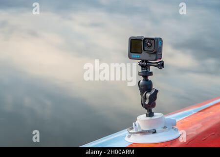 Fort Collins, CO, USA - 7. Oktober 2021: GoPro Hero 10 wasserdichte Action-Kamera mit RAM-Halterung und Seasucker-Saugnapf auf einem Paddlebo-Deck Stockfoto