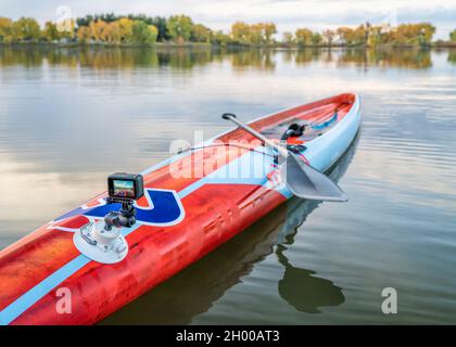 Fort Collins, CO, USA - 7. Oktober 2021: GoPro Hero 10 Action-Kamera, montiert mit RAM-Halterung und Seasucker-Saugnapf auf einem Deck aus Racing Stand Up Pad Stockfoto