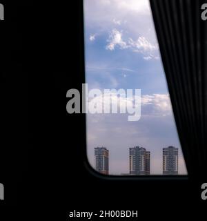 Blick aus dem Fenster eines mehrstöckigen Gebäudes auf ein neues Dorf. Bau und Immobilien. Stockfoto