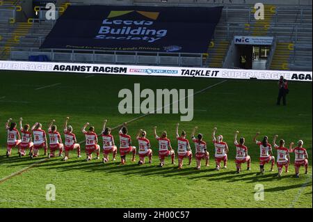 Leeds, Großbritannien. Oktober 2021. St. Helens-Spieler knien vor der Rugby League, der Betfred Woman's Super League, dem Grand Final, Leeds Rhinos vs. St. Helens im Emerald Headingley Stadium, Leeds, Großbritannien Credit: Dean Williams/Alamy Live News Stockfoto