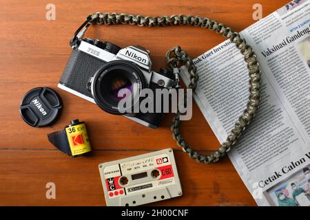 Nikon FM2 Kamera und andere analoge Geräte auf Holztisch. Stockfoto