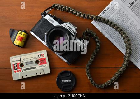 Nikon FM2 Kamera und andere analoge Geräte auf Holztisch. Stockfoto