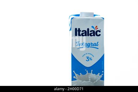 Schachtel Vollmilch auf weißem Hintergrund beleuchtet. Verpackungskarton für Vollmilch. Kommerzielle Verpackungen von Milchgetränkeprodukten. Werbung und Produkt des Stockfoto
