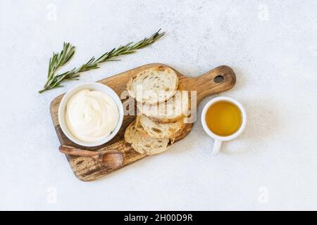 Gebratener Toast aus frischem Brot mit Sauce und Olivenöl. Alternative handgemachte Küche Konzept. Draufsicht, Kopierbereich Stockfoto