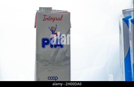 Schachtel Vollmilch auf weißem Hintergrund beleuchtet. Verpackungskarton für Vollmilch. Kommerzielle Verpackungen von Milchgetränkeprodukten. Werbung und Produkt des Stockfoto