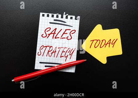 Schild mit Verkaufsstrategie. Konzept Bedeutung Plan für das Erreichen und Verkaufen an Ihren Zielmarkt Marketing Thinking Neue glänzende Ideen Erneuerung Stockfoto