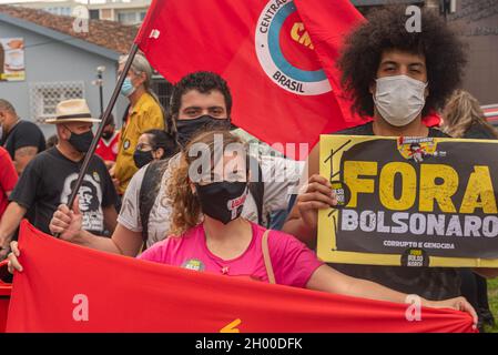 Santa Maria, RS, Brasilien. 10. Februar 2021. Brasilianische Jugendliche demonstrieren gegen die Regierung von Jair Bolsonaro. Antifaschistische und antigenozidale Bewegungen Stockfoto