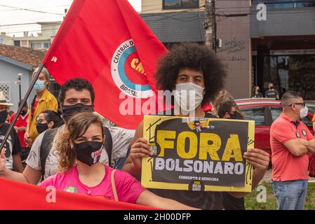 Santa Maria, RS, Brasilien. 10. Februar 2021. Brasilianische Jugendliche demonstrieren gegen die Regierung von Jair Bolsonaro. Antifaschistische und antigenozidale Bewegungen Stockfoto