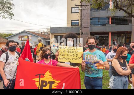 Santa Maria, RS, Brasilien. 10. Februar 2021. Brasilianische Jugendliche demonstrieren gegen die Regierung von Jair Bolsonaro. Antifaschistische und antigenozidale Bewegungen Stockfoto