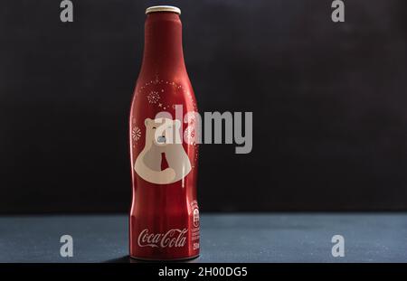 Santa Maria / RS / Brasilien. 03/24/2021. Gedenkflasche und leere Sodaflasche auf schwarzem Hintergrund. Kühlen von Ampullen. Kohlensäurehaltige Getränke Alte Coca-Cola-Kontra Stockfoto