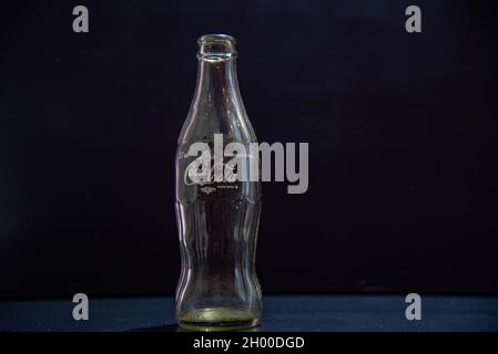 Santa Maria / RS / Brasilien. 03/24/2021. Gedenkflasche und leere Sodaflasche auf schwarzem Hintergrund. Kühlen von Ampullen. Kohlensäurehaltige Getränke Alte Coca-Cola-Kontra Stockfoto