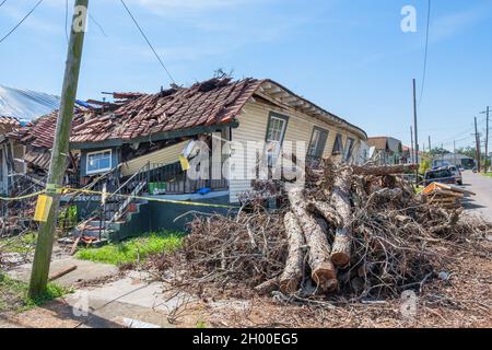 NEW ORLEANS, LA, USA - 9. OKTOBER 2021: Schwer beschädigtes Haus und Trümmerhaufen durch den Hur Stockfoto