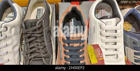 Kaufhaus. Herrenschuhe zum Verkauf; Objekt-Display Gondel. Verkaufsartikel zu sehen. Einkaufszentrum. Schuhindustrie. Stockfoto