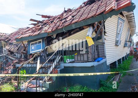 NEW ORLEANS, LA, USA - 9. OKTOBER 2021: Vor dem stark beschädigten Haus des Hurrieans Ida Stockfoto