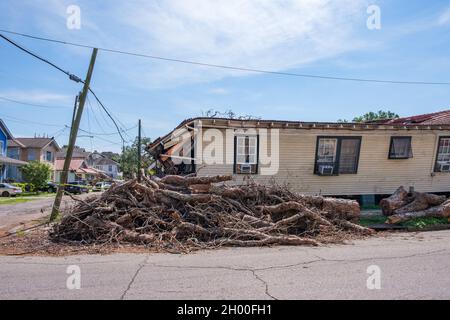 NEW ORLEANS, LA, USA - 9. OKTOBER 2021: Seitenansicht des schwer beschädigten Hauses und des Schutterstapels durch den Hurraka Ida Stockfoto