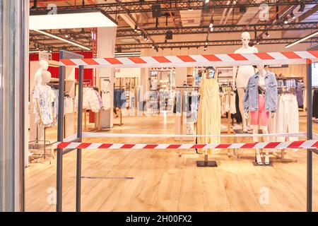 Roter Risikobereich. Leerer verschwommener Mall-Hintergrund. Unschärfes Hintergrundbild Stockfoto