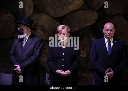 Jerusalem, Israel. Oktober 2021. (L-R) Rabbi Yisrael Meir Lau, Oberrabbiner von Tel Aviv und Vorsitzender von Yad Vashem, Bundeskanzlerin Angela Merkel und der israelische Premierminister Naftali Bennett stehen während einer Zeremonie im Holocaust-Gedenkmuseum von Yad Vashem in der Gedenkhalle. Quelle: Ilia Yefimovich/dpa/Alamy Live News Stockfoto