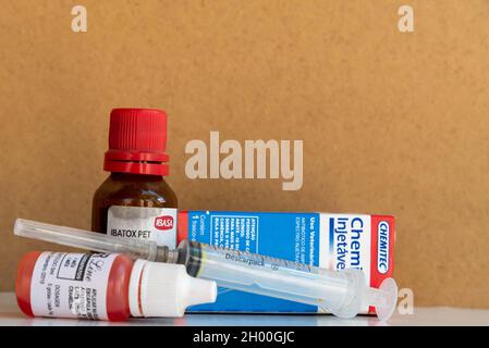 Santa Maria RS Brasilien. 12.25.2020 - Flaschen für Veterinärmedizin. Heilmittel für die Anwendung bei Tieren. Pharmakologische Arzneimittel. Fläschchen und Spritzen für ein Stockfoto