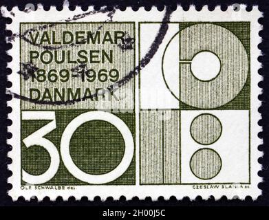 DÄNEMARK - UM 1969: Eine in Dänemark gedruckte Marke, die Valdemar Poulsen, Ingenieur und Erfinder, Symbolisches Design, um 1969 gewidmet ist Stockfoto