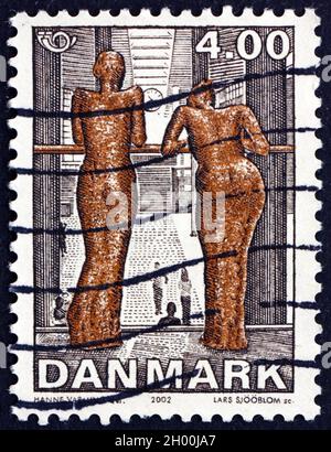 DÄNEMARK - UM 2002: Eine in Dänemark gedruckte Briefmarke zeigt die Mädchen im Flughafen, Skulptur von Hanne Varming, um 2002 Stockfoto