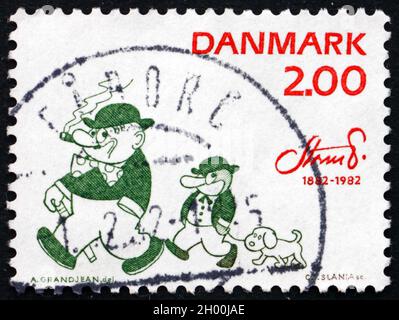 DÄNEMARK - UM 1982: Eine in Dänemark gedruckte Briefmarke zeigt Peter und Ping, den Pinguin, Charakter von Robert Storm Petersen, Karikaturist, um 1982 Stockfoto