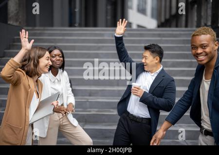 Geschäftsleute geben sich fünf in der Stadt Stockfoto