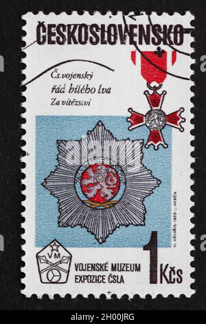 TSCHECHOSLOWAKEI - CA. 1985: Ein in der Tschechoslowakei gedruckter Stempel zeigt Medaillen, Militärmuseum Ausstellung, ca. 1985 Stockfoto
