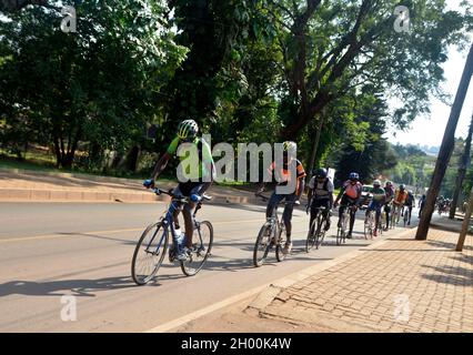 (211010) -- KAMPALA, 10. Oktober 2021 (Xinhua) -- Fahrer nehmen an einer Fahrradfahrveranstaltung zum Welttag der psychischen Gesundheit in Kampala, Uganda, am 10. Oktober 2021 Teil. Zum Welttag der psychischen Gesundheit am Sonntag fuhren rund 100 Fahrer in Uganda über 20 km, um auf die psychische Gesundheit aufmerksam zu machen. (Foto von Nichola Kajoba/Xinhua) Stockfoto