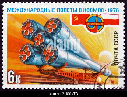 RUSSLAND - UM 1978: Eine in Russland gedruckte Briefmarke zeigt Sojus Rocket auf Carrier, Interkosmos, sowjetisch-polnisches kooperatives Raumfahrtprogramm, um 1978 Stockfoto