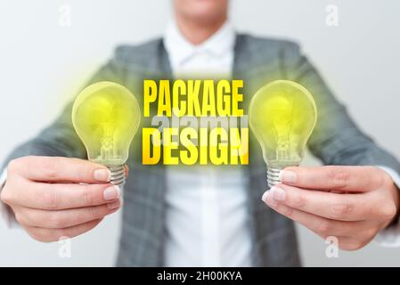 Schreiben mit Anzeige von Text Package Design. Konzept Bedeutung Strategie bei der Schaffung von einzigartigen Produkt Verpackung oder Container Lady in Business-Outfit hält zwei Stockfoto