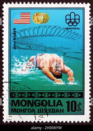 MONGOLEI - UM 1976: Eine in der Mongolei gedruckte Marke zeigt John Naber, US-Flagge, Goldmedaillengewinnerin, 21. Olympische Spiele, Montreal, Ca. 1976 Stockfoto