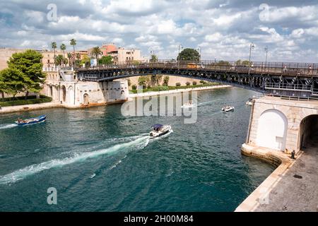 Taranto, Italien - 18. august 2021: Die Drehbrücke von Taranto, die die neue Stadt vom alten Dorf trennt Stockfoto