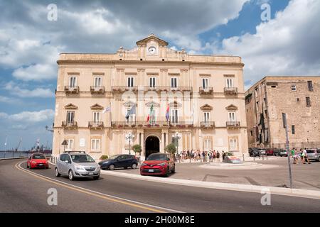 Taranto, Italien - 18. august 2021: Stadtpalast von Taranto mit Touristen Stockfoto